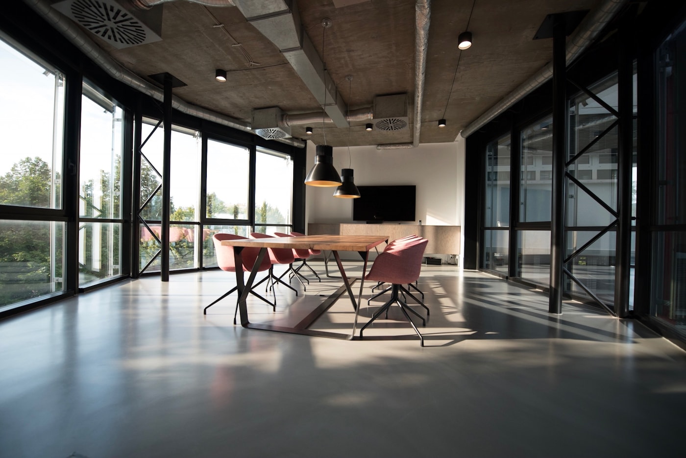 Spazio di lavoro moderno con scrivanie e luce naturale
